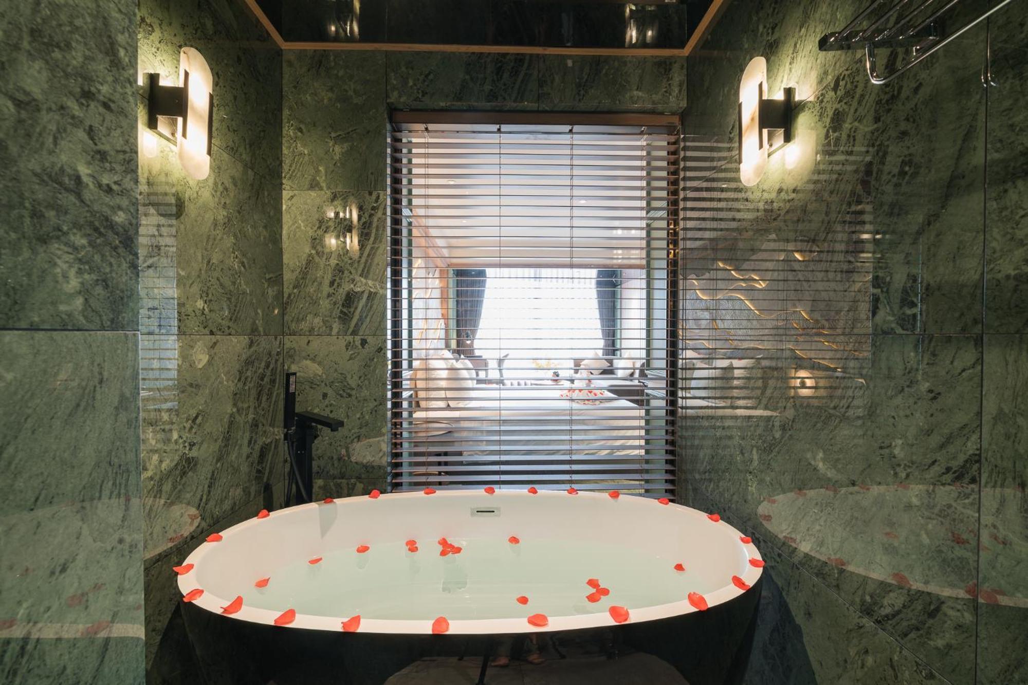 La Passion Premium Cau Go Hotel Hanoi Bagian luar foto